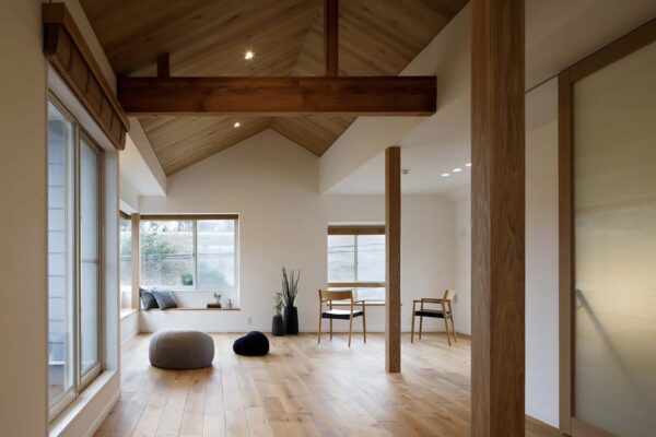 開放的なリビング、木を基調とした雰囲気にリフォーム